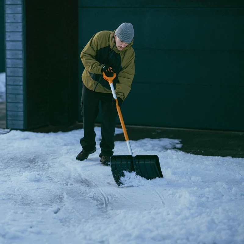 Fiskars Schneeräumer SnowXpert