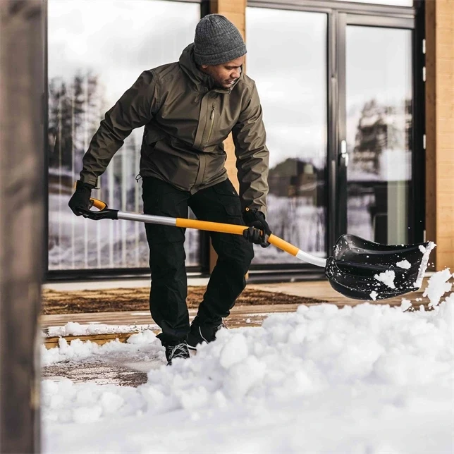 Fiskars X-series Schneeräumer gebogen