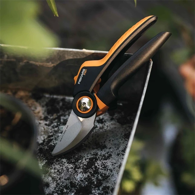 Fiskars X-series Bypass-Gartenschere Größe M & L